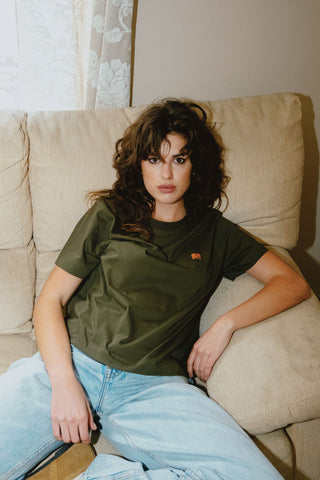 Personne portant un t-shirt Kombu Green, vue de face | TP_IMAGE_TYPE=MODEL_FRONT
