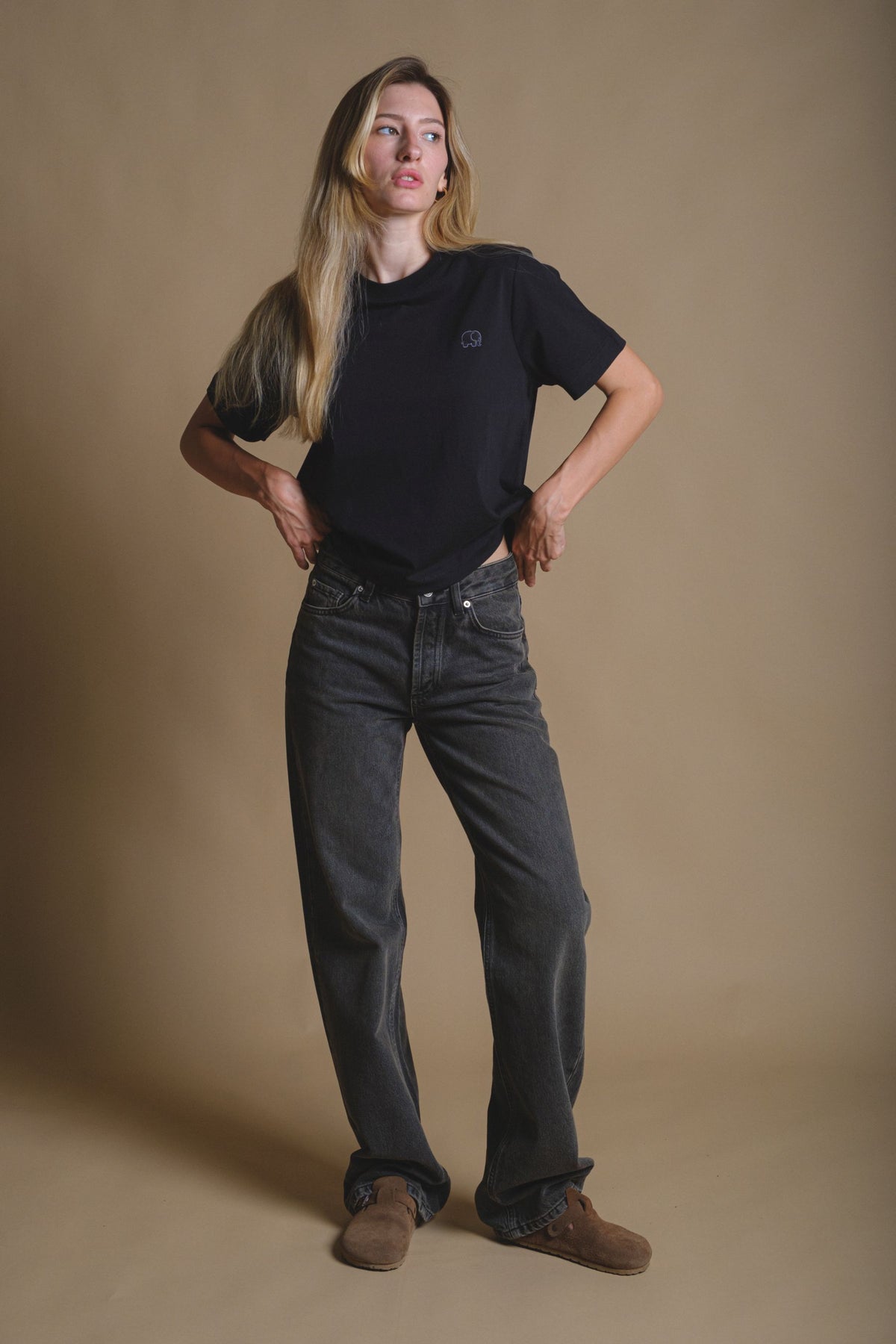 Persona che indossa una Women's Organic Essential T-Shirt in Black, vista frontale | TP_IMAGE_TYPE=MODEL_FRONT