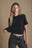 Osoba nosząca czarny organiczny t-shirt Essential, widok z przodu | TP_IMAGE_TYPE=MODEL_FRONT