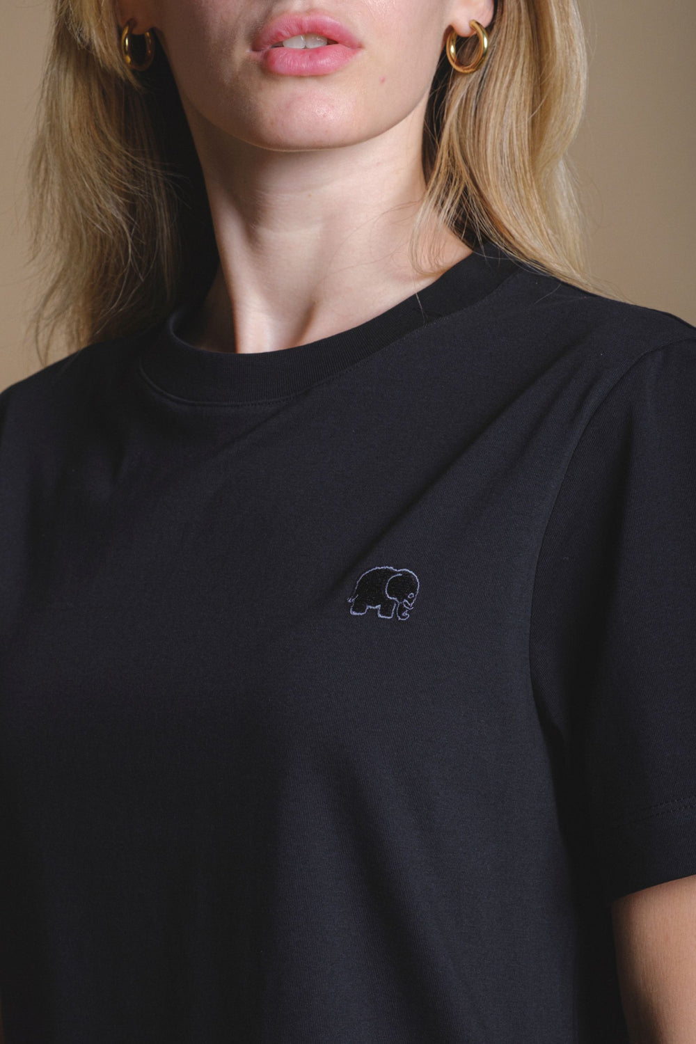 Persona che indossa una Women's Organic Essential T-Shirt in Black, vista frontale | TP_IMAGE_TYPE=MODEL_FRONT