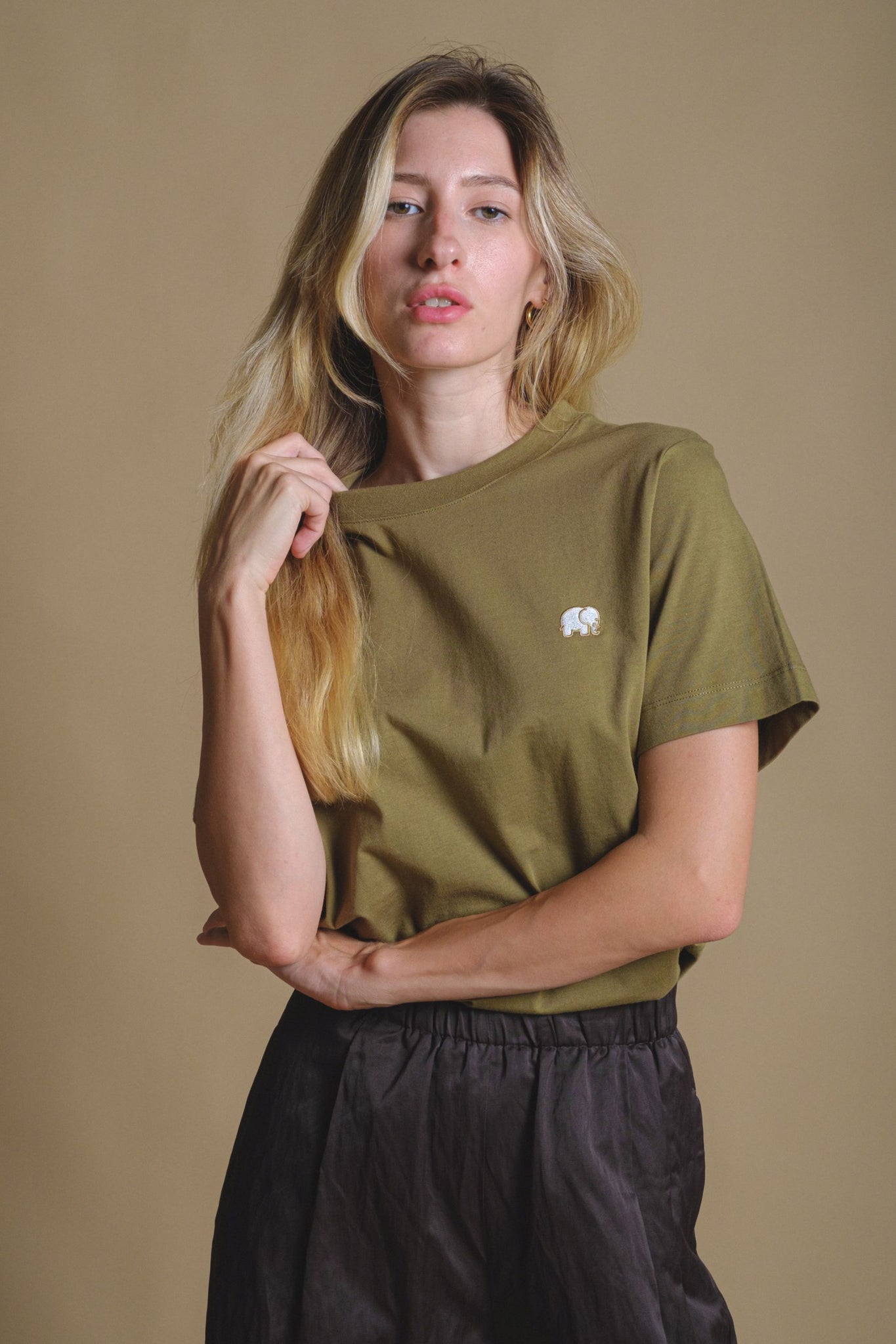 Camiseta Mujer Orgánica Esencial Gothic Olive