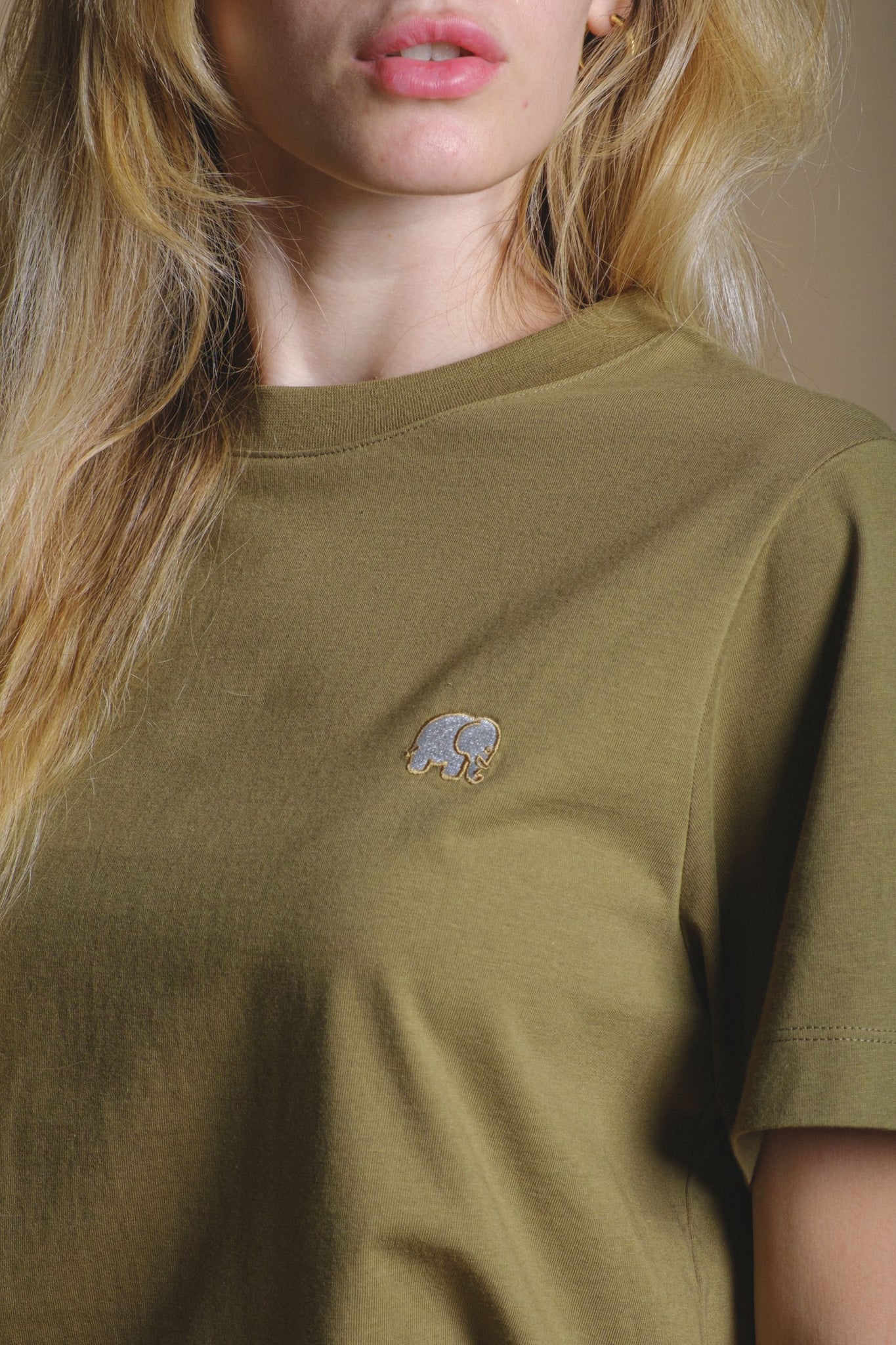 Camiseta Mujer Orgánica Esencial Gothic Olive