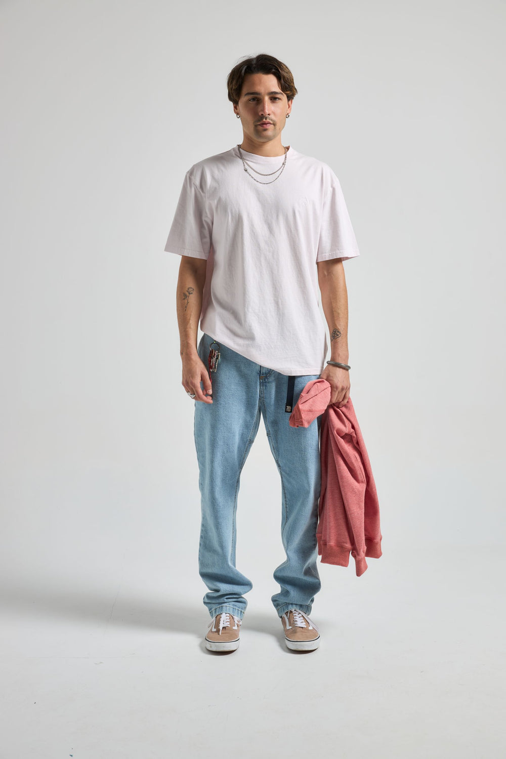 Persona che indossa una Essential Sunwashed T-Shirt Calcite, vista frontale | TP_IMAGE_TYPE=MODEL_FRONT