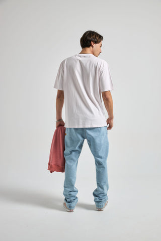 Persona che indossa una Essential Sunwashed T-Shirt Calcite, vista posteriore | TP_IMAGE_TYPE=MODEL_BACK