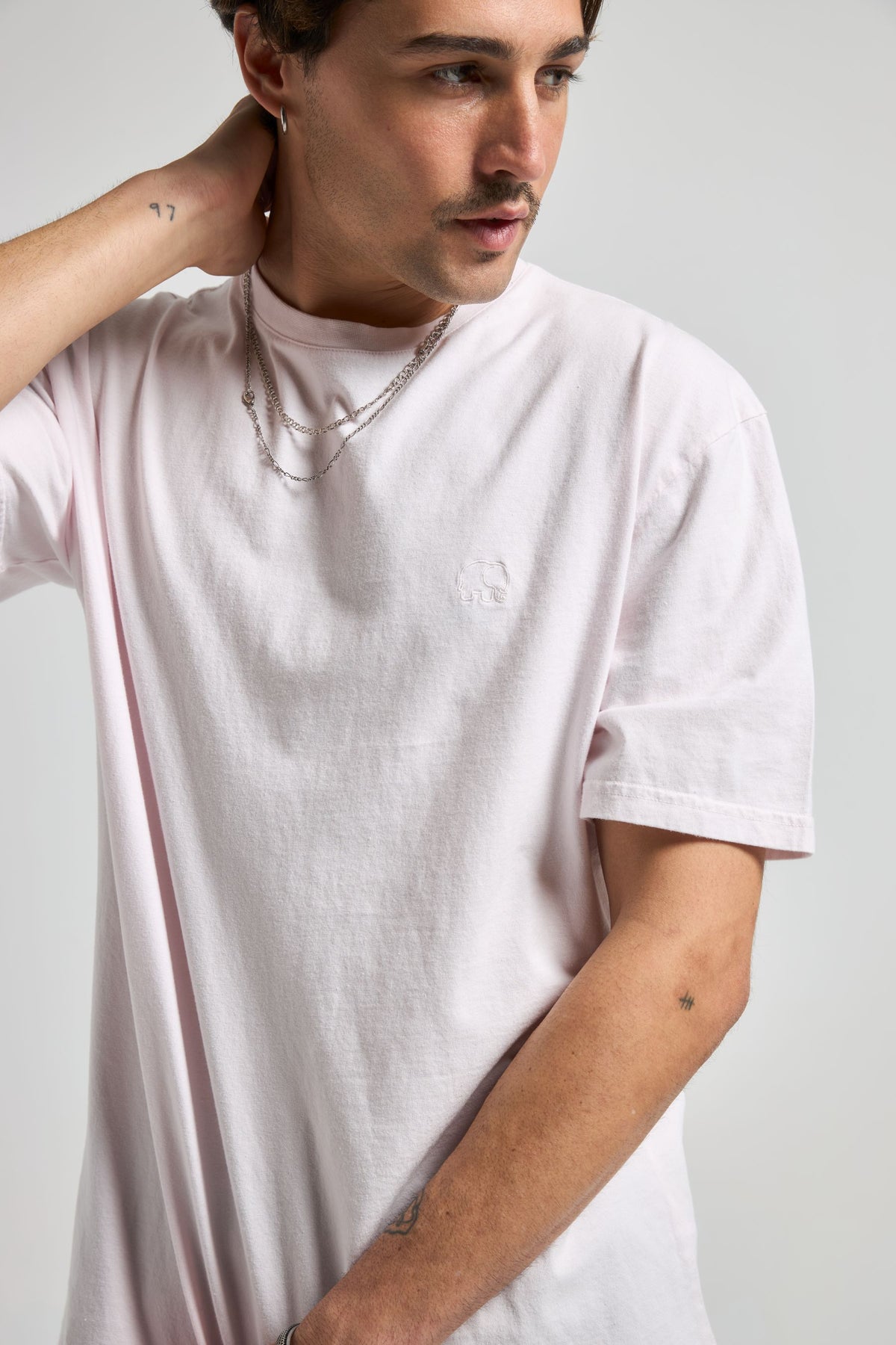 Person wearing an Essential Sunwashed T-Shirt in Calcite front view | TP_IMAGE_TYPE=MODEL_FRONT