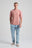 Personne portant un Essential Sunwashed T-Shirt en Old Rose, associé à un jean bleu clair et des baskets, debout devant un fond uni | TP_IMAGE_TYPE=MODEL_FRONT