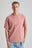 Personne portant un Essential Sunwashed T-Shirt en Old Rose, stylisé avec un collier et un jean bleu clair, posant sur un fond neutre. | TP_IMAGE_TYPE=MODEL_FRONT