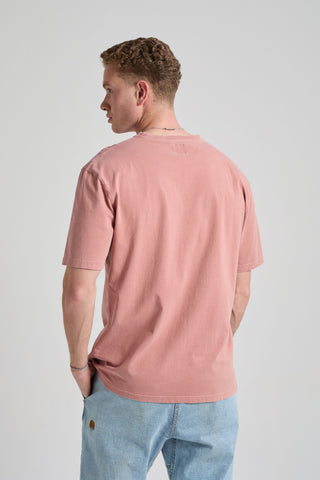Personne portant un Essential Sunwashed T-Shirt en Old Rose, vue de dos | TP_IMAGE_TYPE=MODEL_BACK
