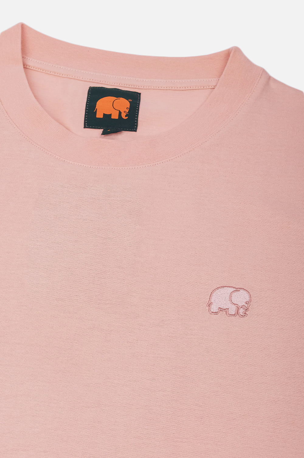 Dettaglio della t-shirt essenziale biologica rosa pallido con logo elefante | TP_IMAGE_TYPE=DETAIL