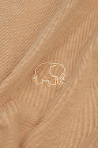 Gros plan sur un Essential Pigment T-Shirt coloris Cuban Sand, mettant en valeur le motif brodé | TP_IMAGE_TYPE=DETAIL