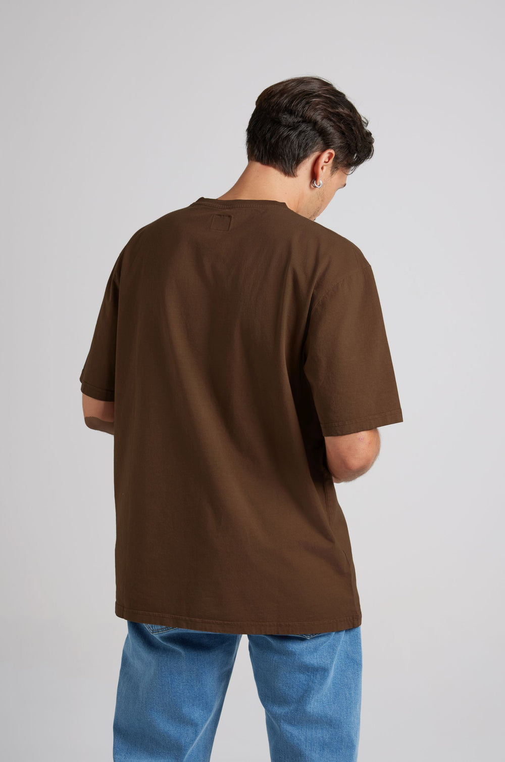 Person wearing Essential T-Shirt Carafe Brown, viewed from the back | TP_IMAGE_TYPE=MODEL_BACK