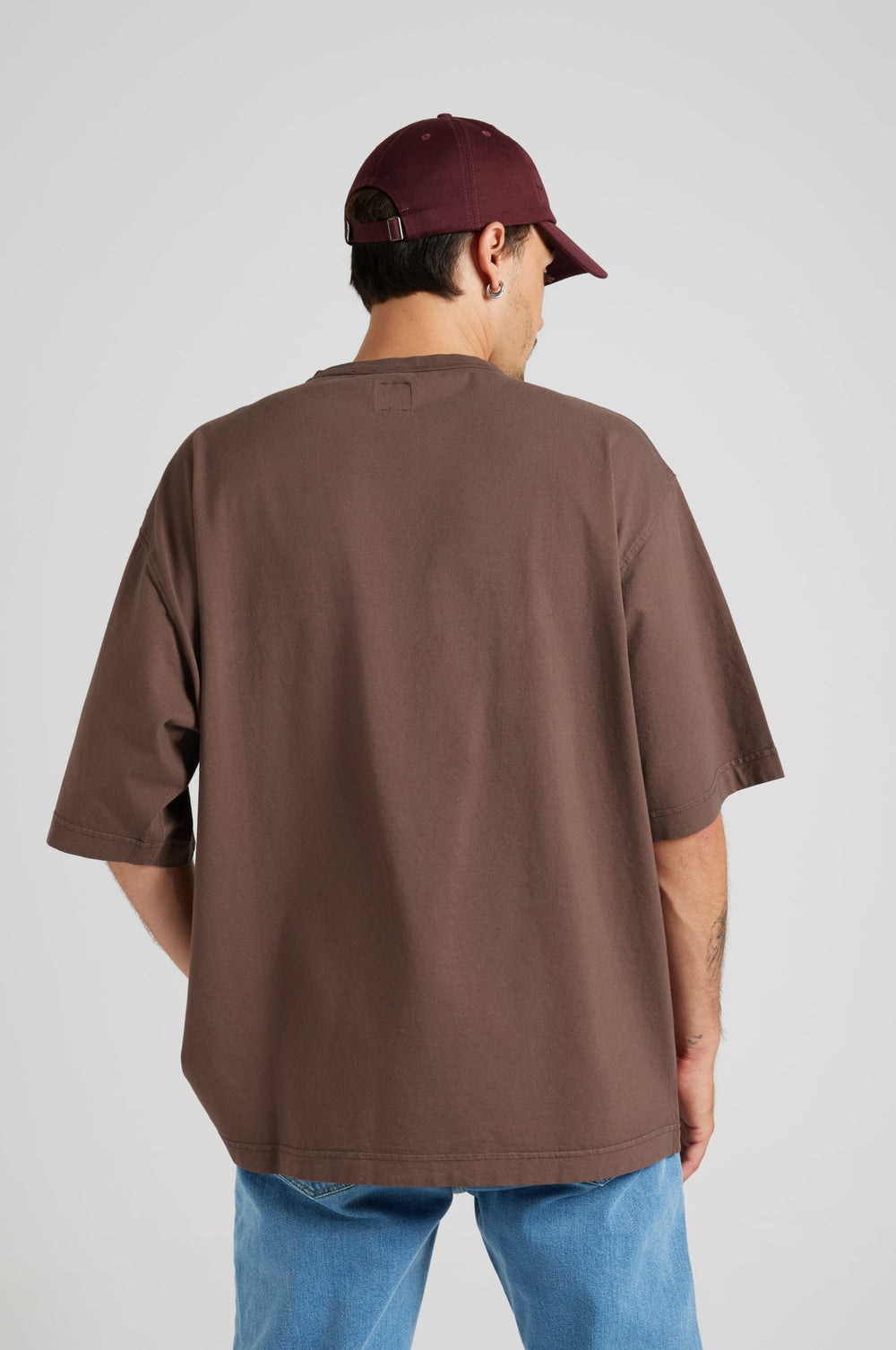 Personne portant un t-shirt Essential Oversized en Shaved Chocolate, vue de dos du t-shirt. | TP_IMAGE_TYPE=MODEL_BACK