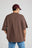 Personne portant un t-shirt Essential Oversized en Shaved Chocolate, vue de dos du t-shirt. | TP_IMAGE_TYPE=MODEL_BACK