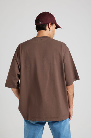 Personne portant un t-shirt Essential Oversized en Shaved Chocolate, vue de dos du t-shirt. | TP_IMAGE_TYPE=MODEL_BACK