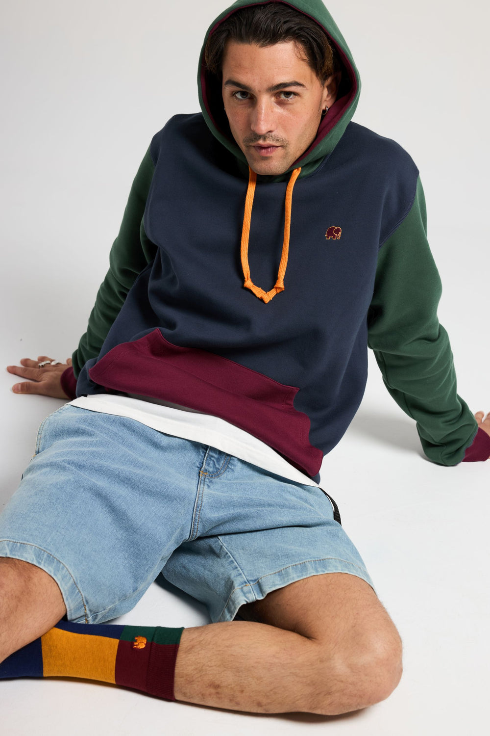 Personne portant des Color Block Light Crew Socks Navy avec des accents bleu marine, moutarde et bordeaux | TP_IMAGE_TYPE=MODEL_FRONT