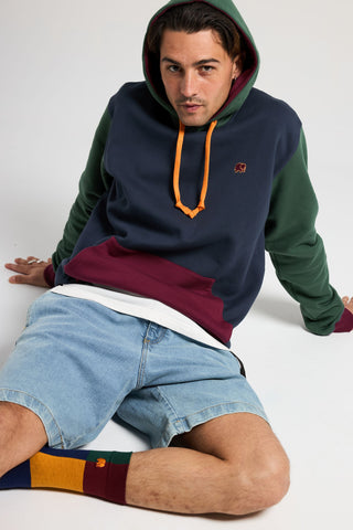 Personne portant des Color Block Light Crew Socks Navy avec des accents bleu marine, moutarde et bordeaux | TP_IMAGE_TYPE=MODEL_FRONT