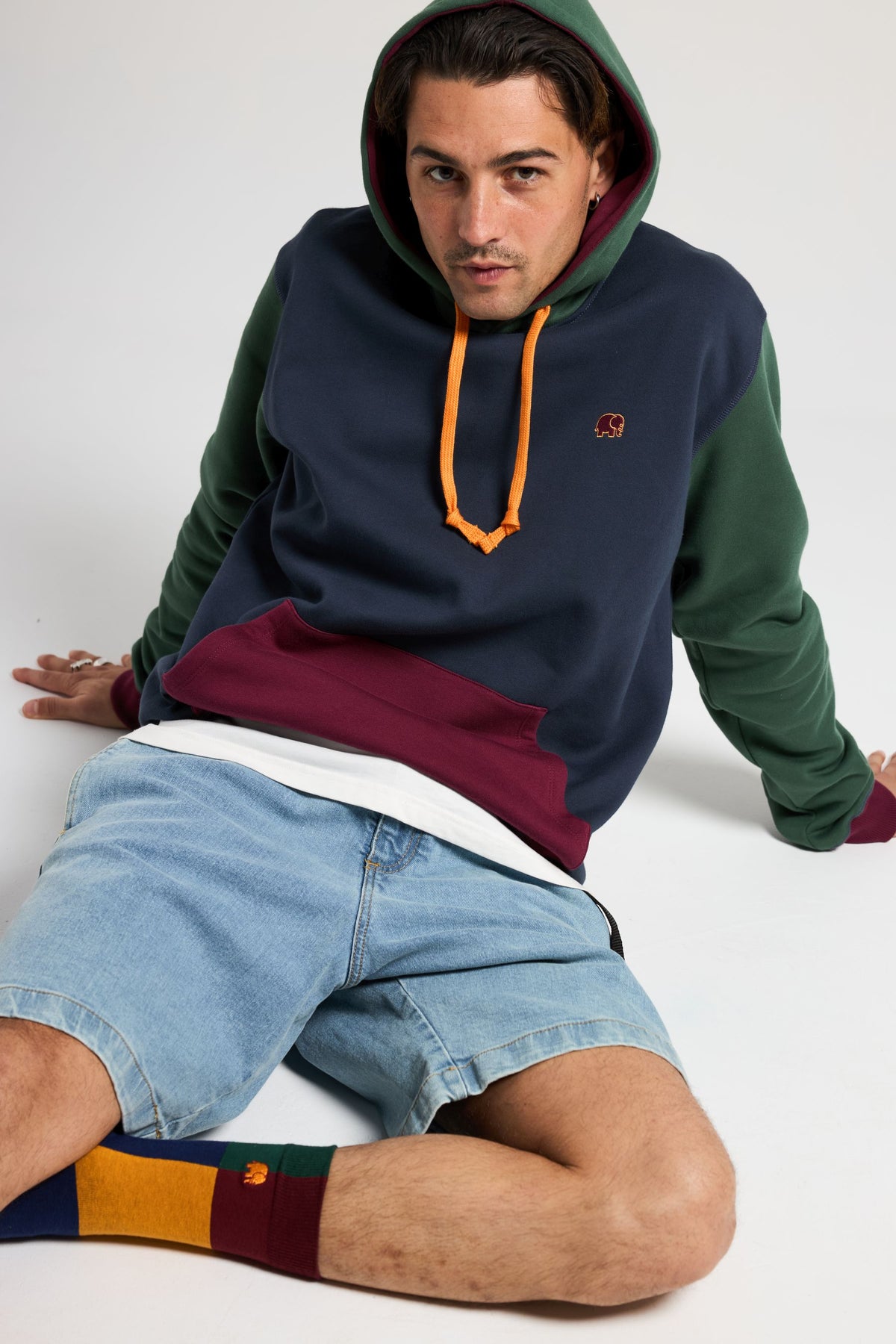 Personne portant des Color Block Light Crew Socks Navy avec des accents bleu marine, moutarde et bordeaux | TP_IMAGE_TYPE=MODEL_FRONT
