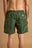 Personne portant un short de bain Dogtown SEAQUAL®YARN vert, présentant un motif éclatant sur l'arrière. | TP_IMAGE_TYPE=MODEL_BACK