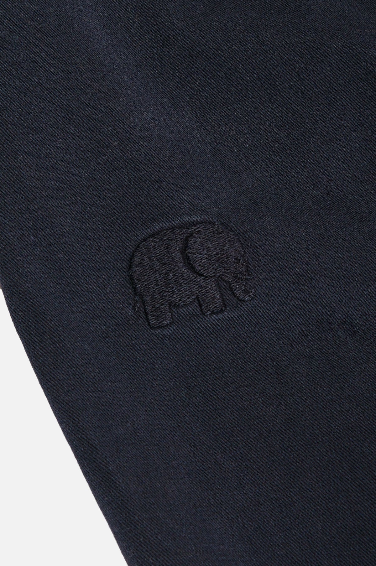 Dettaglio ravvicinato del Ecodye Cotton Climber Pant in Navy con logo elefante ricamato | TP_IMAGE_TYPE=DETAIL