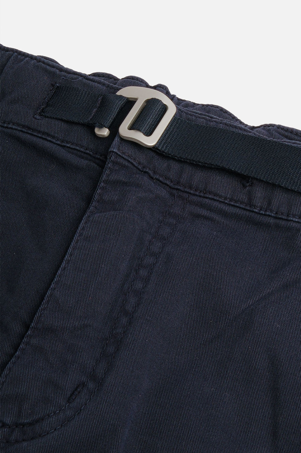 Dettaglio ravvicinato di Ecodye Cotton Climber Pant Navy con elastico in vita e fibbia | TP_IMAGE_TYPE=DETAIL