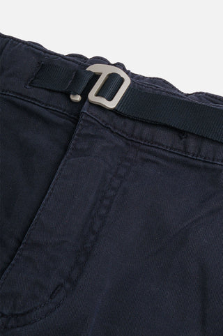 Dettaglio ravvicinato di Ecodye Cotton Climber Pant Navy con elastico in vita e fibbia | TP_IMAGE_TYPE=DETAIL