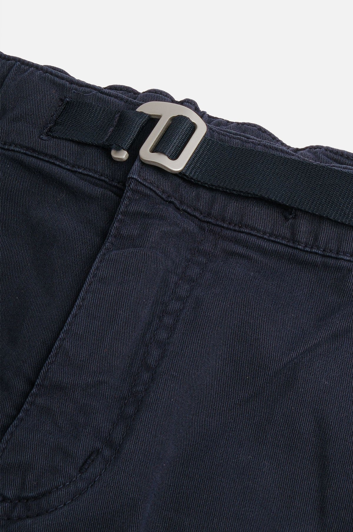 Dettaglio ravvicinato di Ecodye Cotton Climber Pant Navy con elastico in vita e fibbia | TP_IMAGE_TYPE=DETAIL
