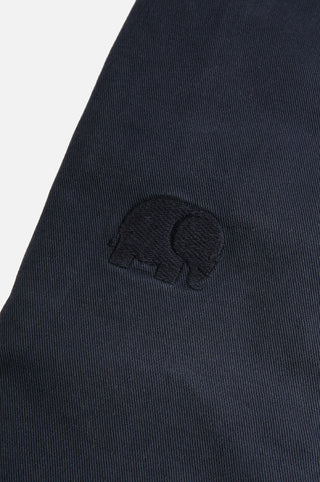 Dettaglio in primo piano dei pantaloncini Ecodye Cotton Climber Shorts in Navy, con tessuto testurizzato e logo elefante ricamato. | TP_IMAGE_TYPE=DETAIL
