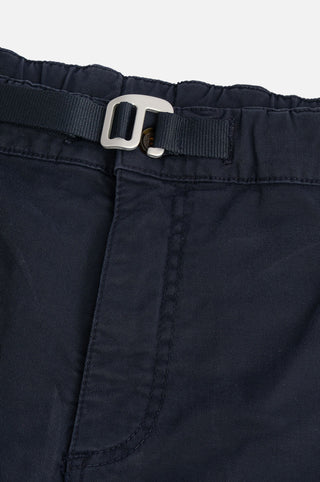 Dettaglio ravvicinato degli Ecodye Cotton Climber Shorts in Navy, che mostrano la fascia in vita e il design della chiusura. | TP_IMAGE_TYPE=DETAIL