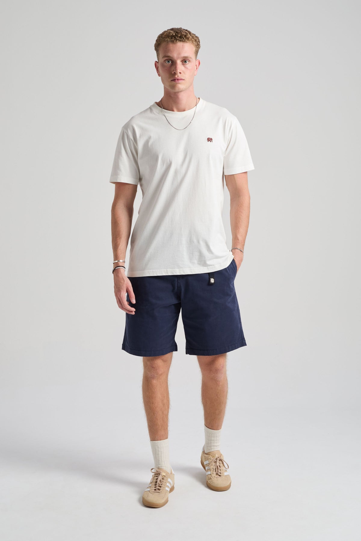 Persona che indossa i pantaloncini Ecodye Cotton Climber Shorts in Navy con una t-shirt bianca, in posizione eretta in un ambiente neutro. | TP_IMAGE_TYPE=MODEL_FRONT