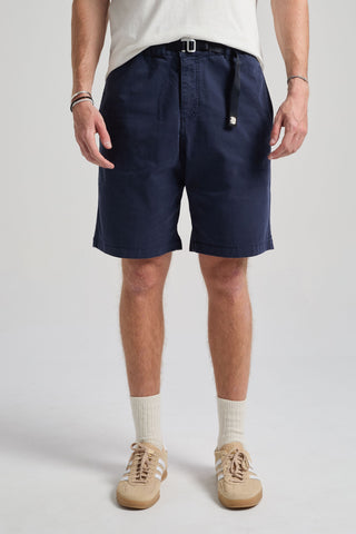 Persona che indossa gli Ecodye Cotton Climber Shorts in Navy, abbinati a una camicia chiara e a calzature casual, con vestibilità rilassata e dettaglio della cintura. | TP_IMAGE_TYPE=MODEL_FRONT