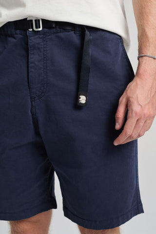 Persona che indossa gli Ecodye Cotton Climber Shorts in colore blu navy, con uno stile casual e una cintura | TP_IMAGE_TYPE=MODEL_FRONT