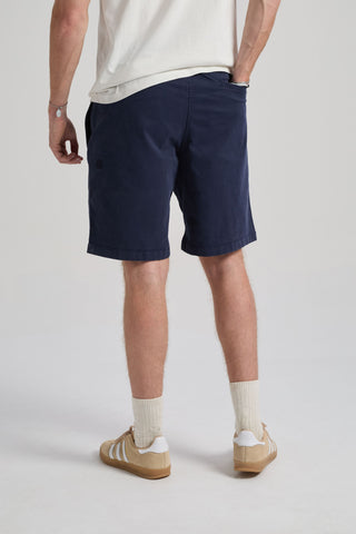 Persona che indossa gli Ecodye Cotton Climber Shorts in colore navy, con uno stile casual. TP_IMAGE_TYPE=MODEL_BACK