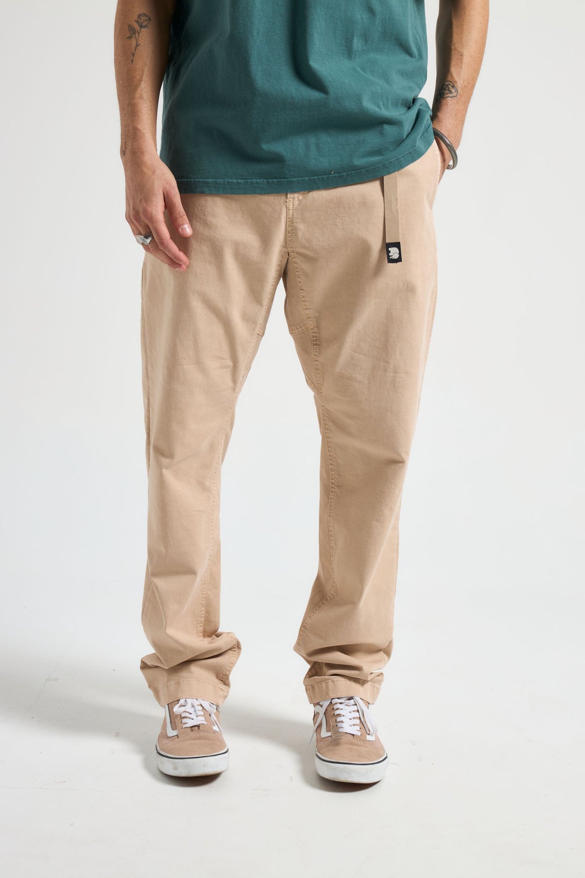 Persona che indossa Ecodye Cotton Climber Pant Sand, vista frontale | TP_IMAGE_TYPE=MODEL_FRONT