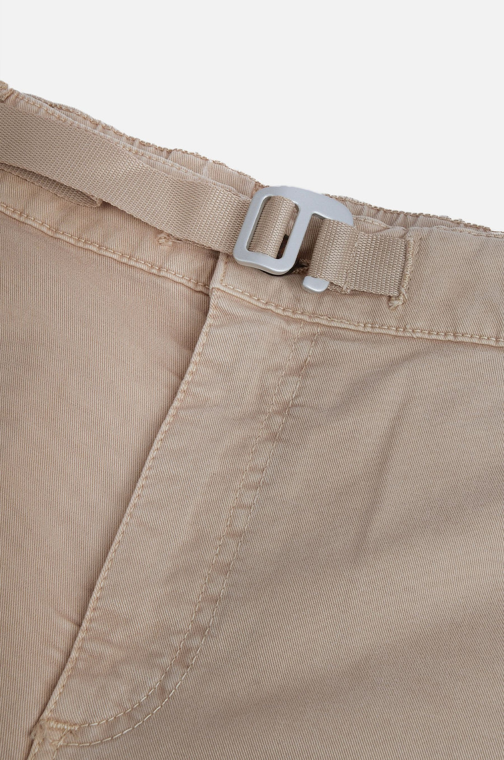 Dettaglio ravvicinato degli Ecodye Cotton Climber Shorts in Sand, che mostra la texture del tessuto e la cintura regolabile. | TP_IMAGE_TYPE=DETAIL