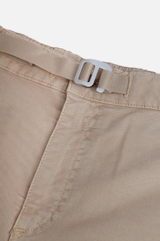 Dettaglio ravvicinato degli Ecodye Cotton Climber Shorts in Sand, che mostra la texture del tessuto e la cintura regolabile. | TP_IMAGE_TYPE=DETAIL