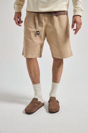 Persona che indossa Ecodye Cotton Climber Shorts in Sand, abbinati a un top chiaro e calzature marroni | TP_IMAGE_TYPE=MODEL_FRONT