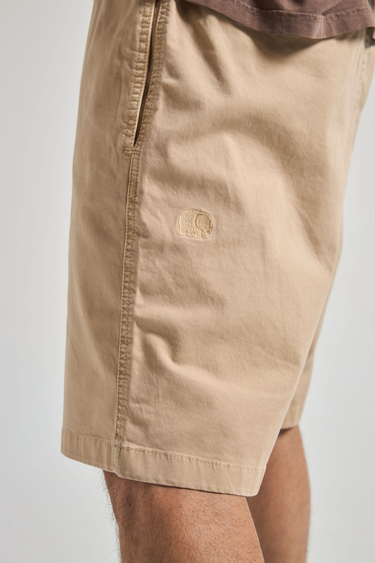 Persona che indossa Ecodye Cotton Climber Shorts in Sand, con dettaglio della tasca laterale e del logo | TP_IMAGE_TYPE=MODEL_FRONT
