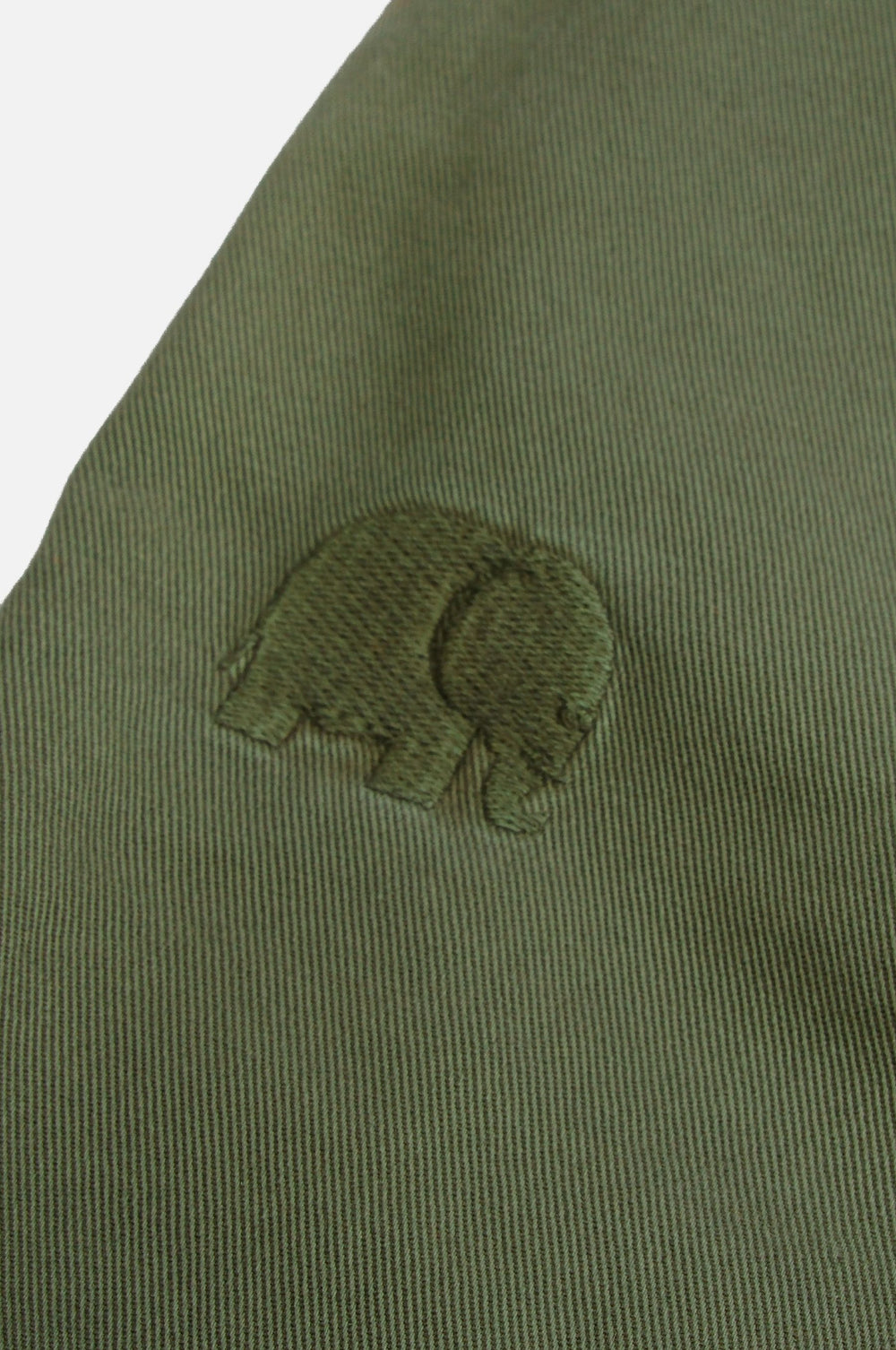 Détail en gros plan du short Climber en coton Ecodye coloris Menthol, avec un logo éléphant brodé. | TP_IMAGE_TYPE=DETAIL