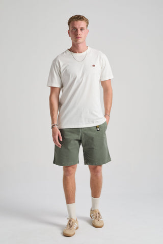 Personne portant le Ecodye Cotton Climber Shorts en coloris Menthol, associé à un t-shirt blanc et des baskets beiges, debout devant un fond uni. | TP_IMAGE_TYPE=MODEL_FRONT