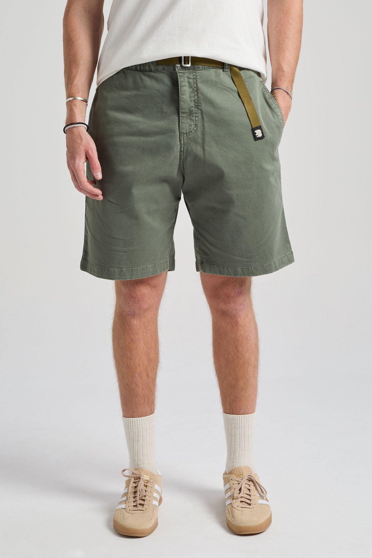 Personne portant un short Climber en coton Ecodye, coloris Menthol, associé à un t-shirt décontracté et des sneakers. | TP_IMAGE_TYPE=MODEL_FRONT