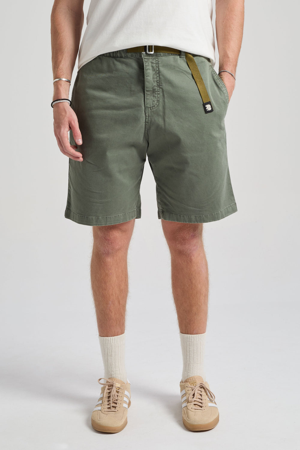 Personne portant un short Climber en coton Ecodye, coloris Menthol, associé à un t-shirt décontracté et des sneakers. | TP_IMAGE_TYPE=MODEL_FRONT