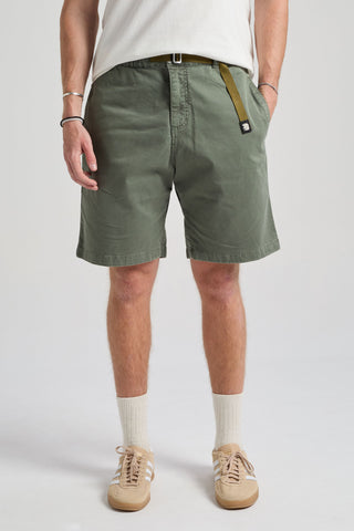 Personne portant un short Climber en coton Ecodye, coloris Menthol, associé à un t-shirt décontracté et des sneakers. | TP_IMAGE_TYPE=MODEL_FRONT