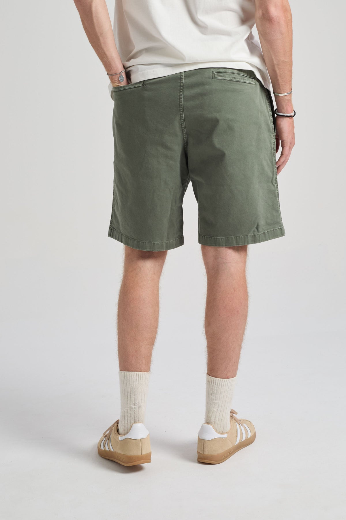 Personne portant l'Ecodye Cotton Climber Shorts coloris Menthol avec un t-shirt blanc | TP_IMAGE_TYPE=MODEL_BACK