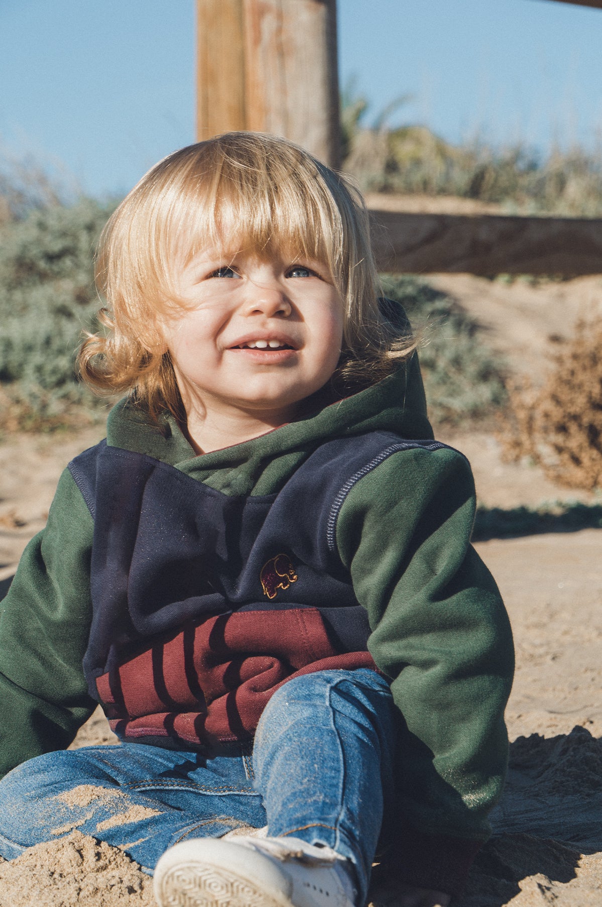 Personne portant un Kid's Color Block Hoodie Trendsplant Blue en extérieur | TP_IMAGE_TYPE=LIFESTYLE