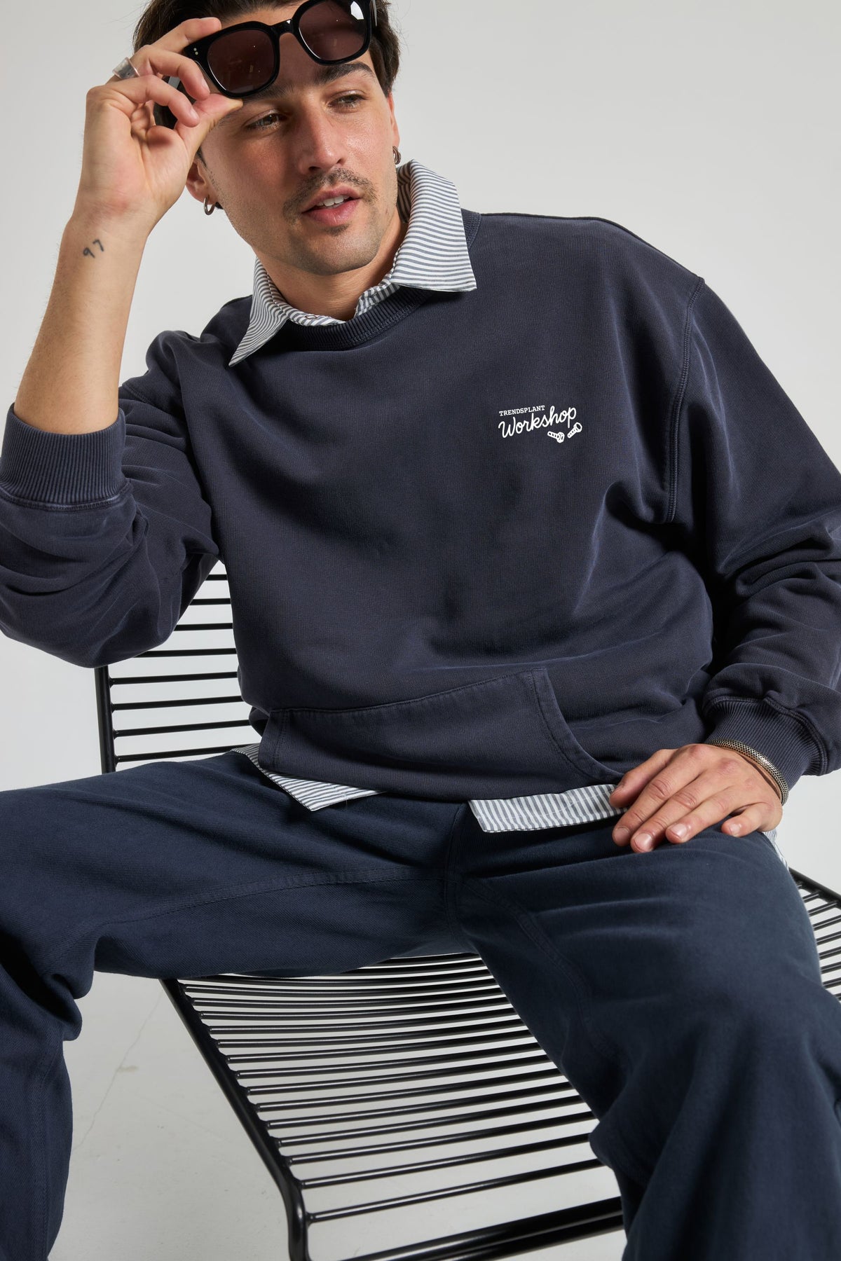 Personne portant The Garage Sweatshirt Baritone Blue, vue de face | TP_IMAGE_TYPE=MODEL_FRONT