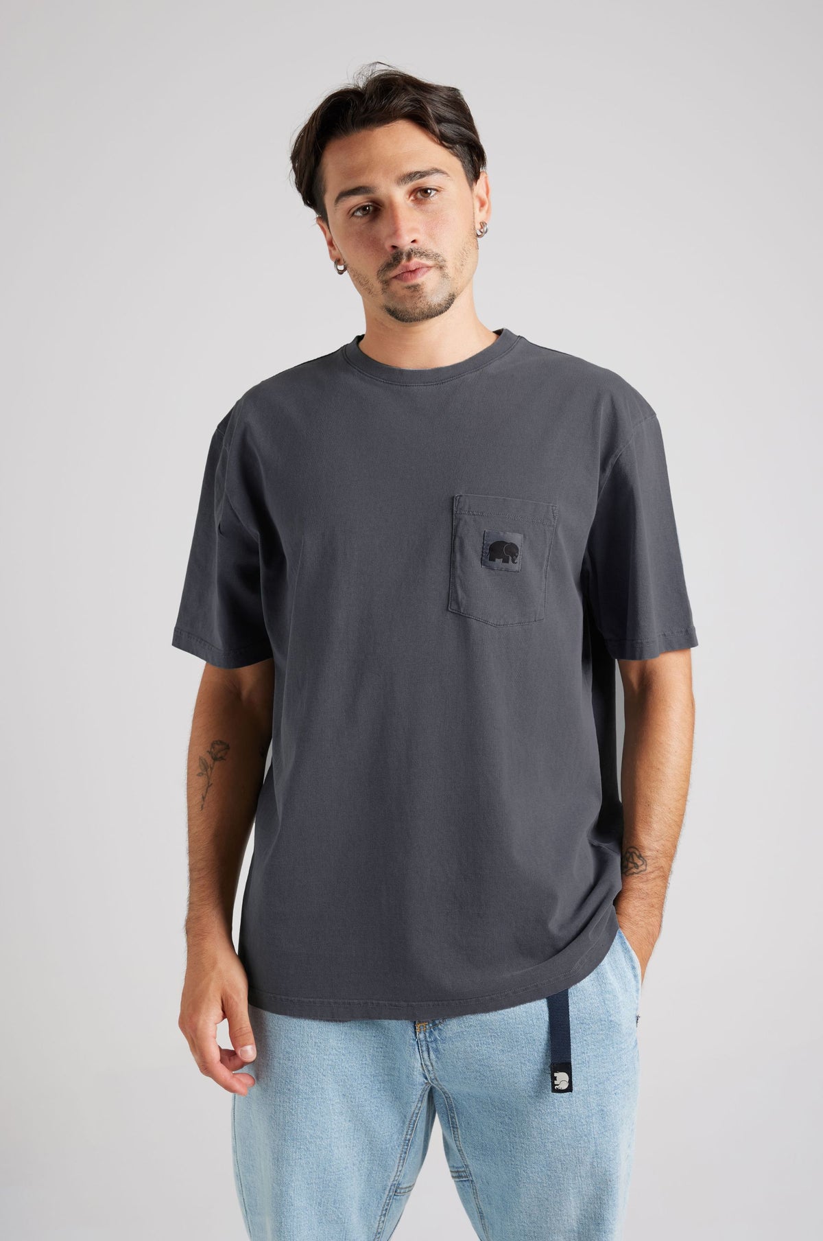 Persona che indossa una t-shirt Garza Magnet Grey con una tasca sul davanti, abbinata in modo casual a jeans azzurri. | TP_IMAGE_TYPE=MODEL_FRONT