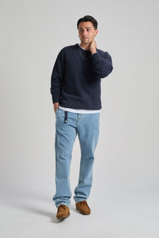Persona che indossa una Navy Sella Knit Blazer, vista frontale | TP_IMAGE_TYPE=MODEL_FRONT