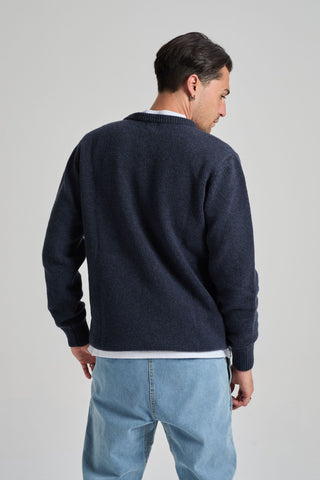 Persona che indossa un blazer in maglia Sella blu navy, vista posteriore | TP_IMAGE_TYPE=MODEL_BACK