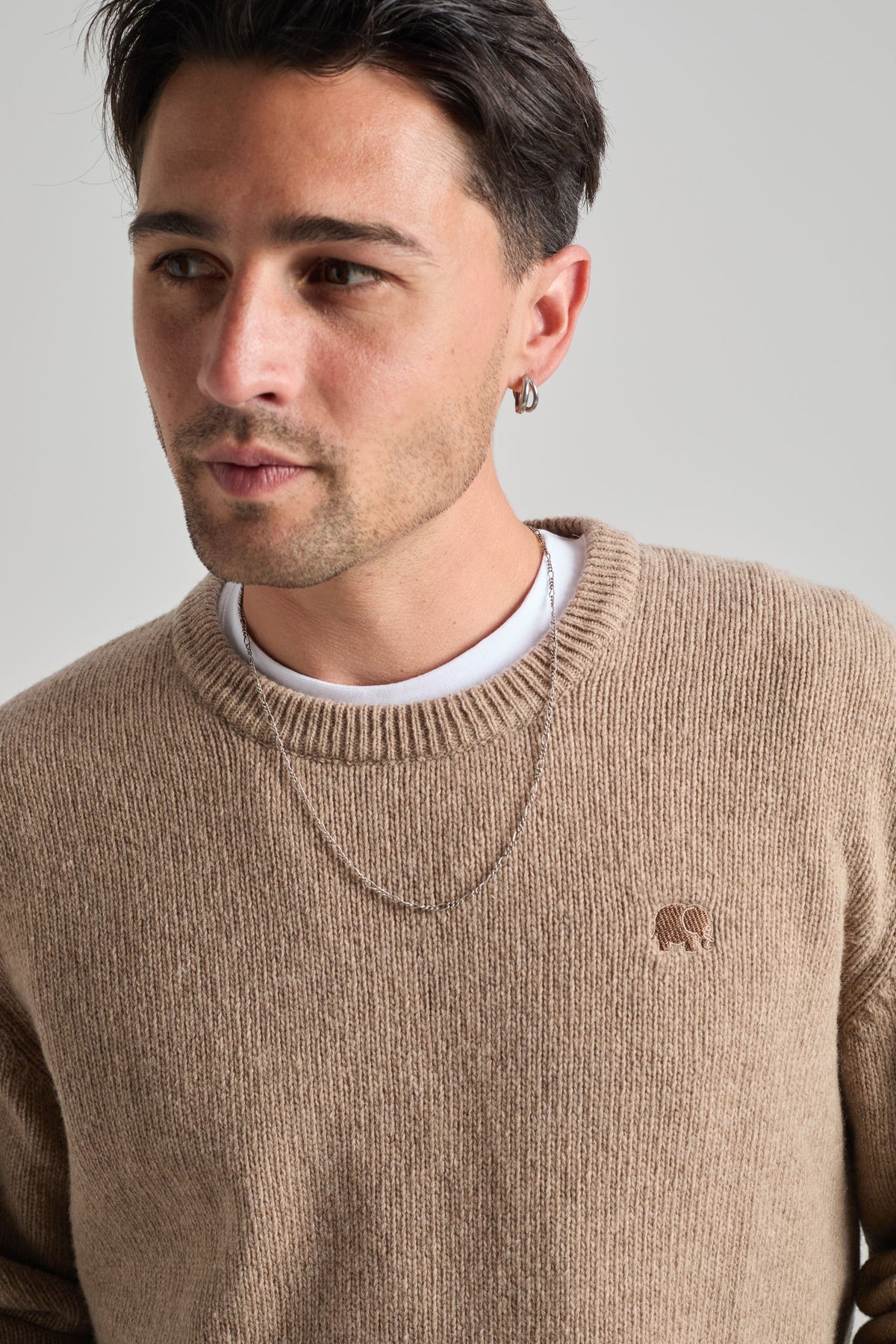 Persona che indossa un maglione Sella Knit Nomad Brown, vista frontale | TP_IMAGE_TYPE=MODEL_FRONT