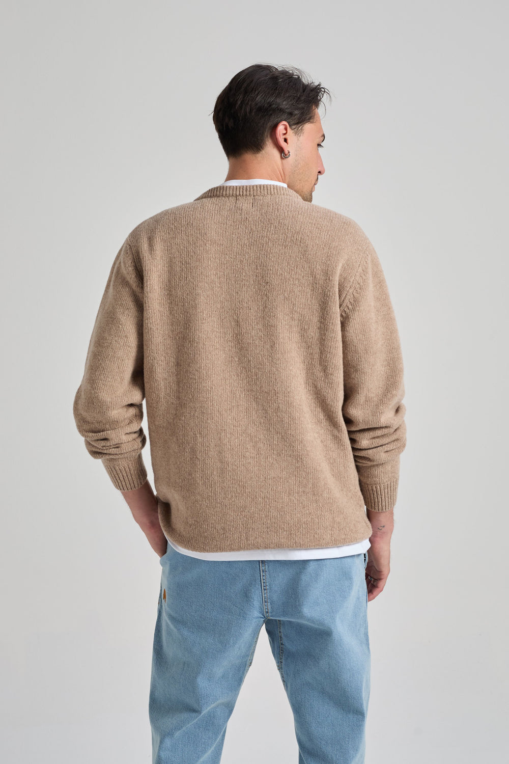 Persona che indossa un maglione Sella Knit Nomad Brown, vista posteriore | TP_IMAGE_TYPE=MODEL_BACK